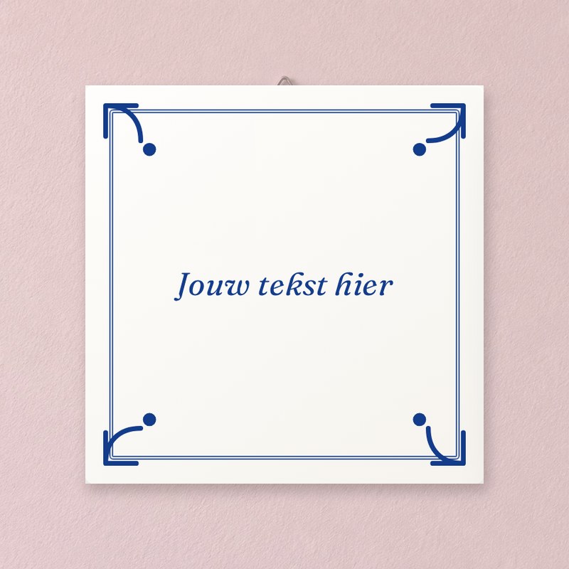 Tegeltje eigen ontwerp aan de muur met ophanghaakje